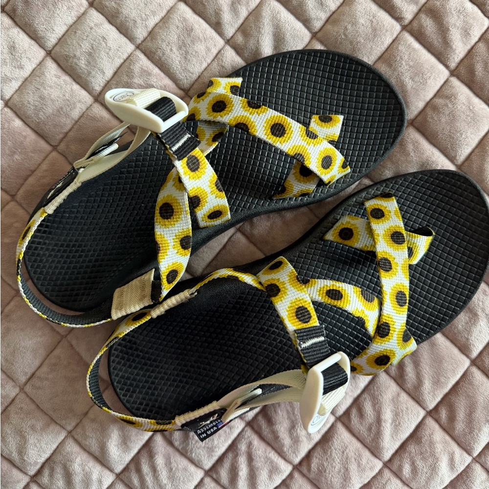 Chaco - Women’s Sandals Size 9, Sunflower pattern